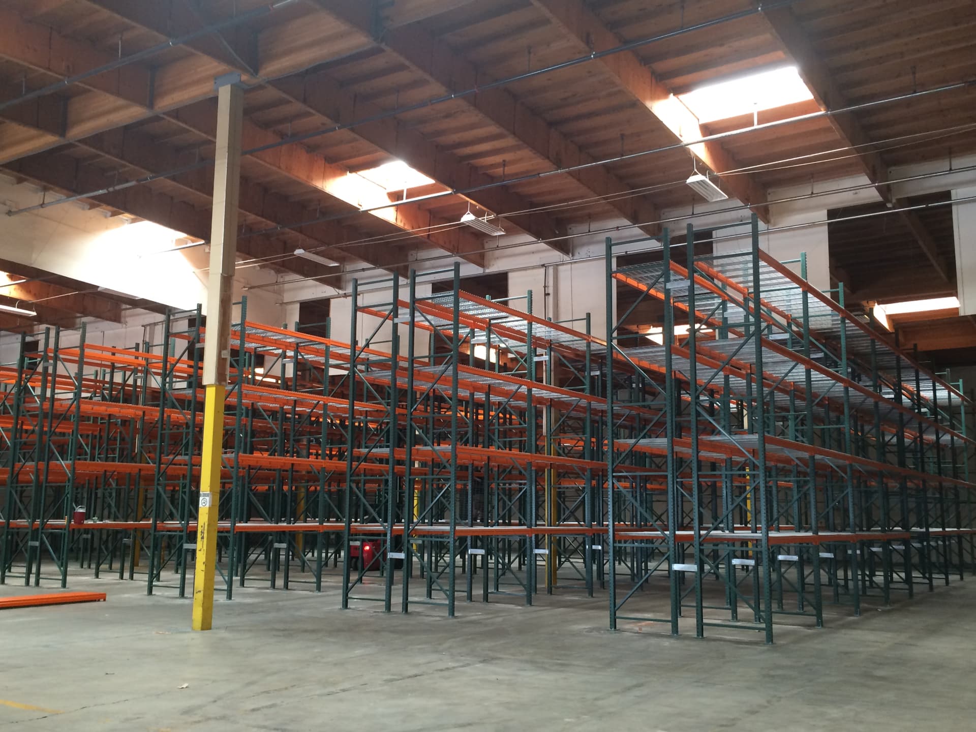 Multiple rows of pallet rack in a distribution warehouse